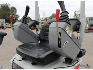 Miniexcavadora Takeuchi TB210R de 1.1T con Controles de Joystick Pilotados - Product Image 4