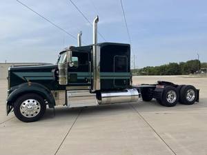 Camion semi-remorque Kenworth W900 de qualité supérieure 2023, robuste, avec moteur diesel GX de 565 CV, transmission automatique et capacité de transport de marchandises - Product Image 2