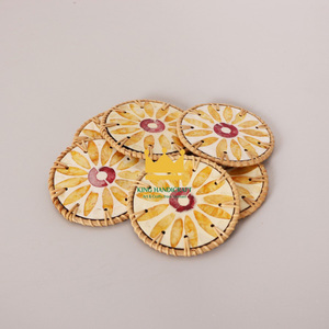Posavasos sostenibles hechos a mano de ratán natural con incrustaciones de colores para té, café y uso en la mesa de comedor al por mayor de Vietnam - Product Image 1