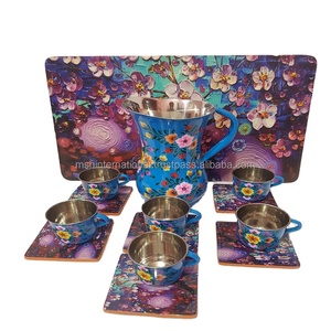 Ensemble de carafe à eau en acier inoxydable à motif floral avec 4 tasses et sous-verres, finition métallique polie, design de poignée - Product Image 1