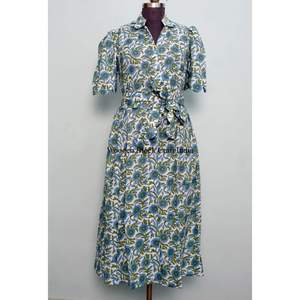 Vestido Midi con Cuello en V, Hecho a Mano en India, 100% Algodón, Estampado Floral Digital, Mangas Cortas, Cintura Natural, Corte Holgado, Casual, Limpieza en Seco - Product Image 1