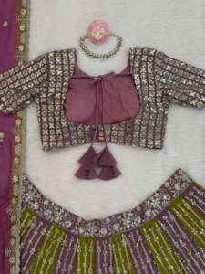 Vente en gros de design élégant fausse georgette Lehenga Choli avec broderie de fil de travail séquentiel et chemisier de créateur pour look de mariée - Product Image 5