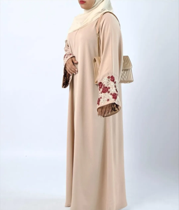 Abaya brodée au look élégant et sophistiqué, appréciée des jeunes femmes et des acheteuses de mode modeste, adaptée aux clients du Royaume-Uni et des États-Unis - Product Image 4
