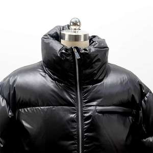 Chaqueta Acolchada Negra con Aspecto Abultado, Gruesa, Aislante y Cálida, Rellena de Plumón, con Brillo Brillante, Estilo Bomber, Ropa de Invierno para Hombre - Product Image 6