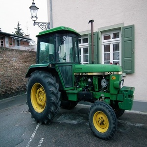 Tractor Agrícola John Deere 2140 de 80HP 4WD con Transmisión por Engranajes, Bomba de Cojinete de Motor y Caja de Cambios - Calidad Premium, Entrega Rápida en 2 Años - Product Image 5