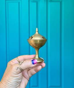 Brûleur d'encens en métal doré élégant, style minimaliste, parfait pour la décoration de la maison, la méditation, le temple et le bureau, vente en gros en provenance d'Inde - Product Image 5