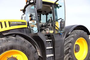 Achetez un tracteur agricole JCBB Fastrac 8330 4WD - Product Image 4
