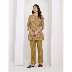 Ensemble coordonné imprimé fleurs moutarde sur coton, tenue deux pièces pour tous les jours, XS/XS, haut à manches trois-quarts avec boutons, tissu en coton - Product Image 1