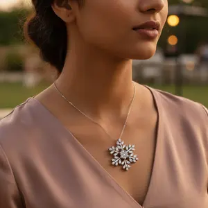 Pendentif en cristal flocon de neige argenté pour femme, bijoux élégants avec des détails complexes - Product Image 3