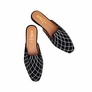 รองเท้าผ้าใบอินเทรนด์เปิดหลังสีดำ WN5326 - Product Image 1