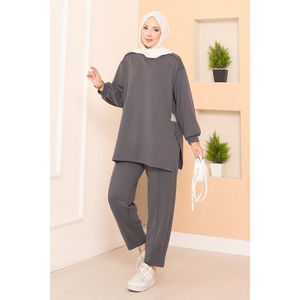 Conjunto Casual de Dos Piezas Oysho, Pantalones Cortos Acampanados con Abertura Asimétrica y Detalle de Emblema, Traje Gris - Product Image 1