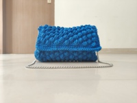 Embrayage en crochet bleu royal artisanal Bold Elegance pour la muse moderne