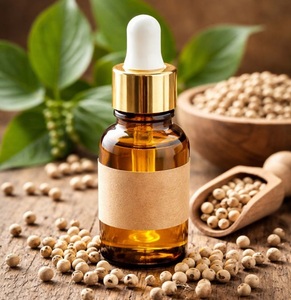 Huile essentielle de poivre blanc naturel en gros OEM, fournisseur en vrac, huile de Piper Nigrum distillée à la vapeur pour l'aromathérapie et les cosmétiques - Product Image 1