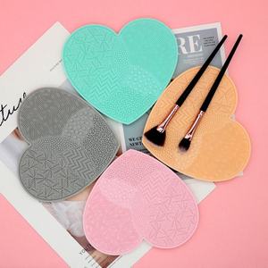 Nouvelle Tampon de Nettoyage en Silicone en Forme de Cœur pour Pinceaux de Maquillage, Éponges et Houppettes – Outil de Nettoyage Magique pour Stylos de Maquillage - Product Image 1