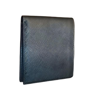 Portefeuille bifold pour homme en cuir texturé noir avec fenêtre d'identité, design fin et compact, plusieurs emplacements pour cartes et deux compartiments pour billets - Product Image 3