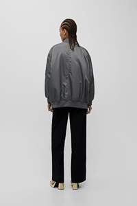 แจ็คเก็ตบอมเบอร์ทรงยาวแบบมีซิปเต็มตัวสำหรับผู้หญิง ไซส์พลัส ทันสมัย ระบายอากาศได้ดี แห้งเร็ว เป็นมิตรกับสิ่งแวดล้อม เหมาะสำหรับฤดูร้อนและฤดูหนาว สินค้ามาใหม่ - Product Image 3