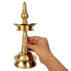 Lampe traditionnelle Pooja en laiton pur Kerala Nila Vilakku, idéale pour les temples, les Pooja et la décoration intérieure, qualité d'exportation - Product Image 3