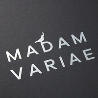 Boîte cadeau en carton noir de luxe avec logo personnalisé, fermeture magnétique, gaufrage et pelliculage mat, emballage pliable recyclable