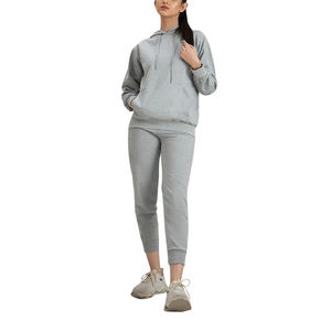 Proveedor OEM de Ropa Urbana, Conjuntos Deportivos Casuales con Capucha Estampados para Mujer, Personalizados en Varios Colores - Product Image 1