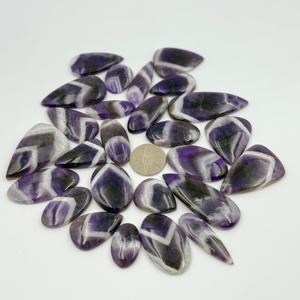พลอยแอมะทิสต์สีม่วงธรรมชาติ 100% คุณภาพสูง AAA+ รูปทรงหลวมหลากหลายแบบ ขนาดตามสั่ง สำหรับทำเครื่องประดับ จำนวนมาก จาก IBRAHIM GEMS - Product Image 1