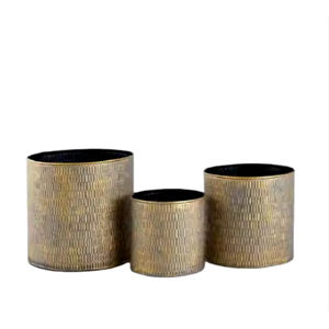 Ensemble de trois pots de fleurs élégants en métal doré antique, texturés, ronds, pour décoration de mariage, pots modernes en stock - Product Image 1