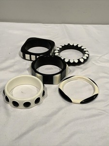 Bracelets et bracelets de mode en résine multicolore Bollywood Glamour pour les célébrations indiennes - Product Image 4