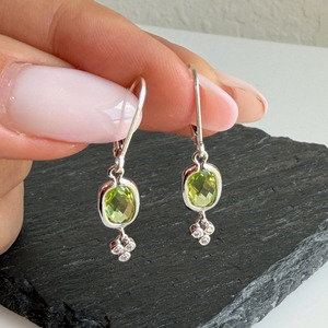 Pendientes Rectangulares de Peridoto Verde Lima, Corte Baguette, Estilo Veraniego para Vacaciones, Plata de Ley 925, Piedra de Nacimiento de Agosto, Zest - Product Image 3