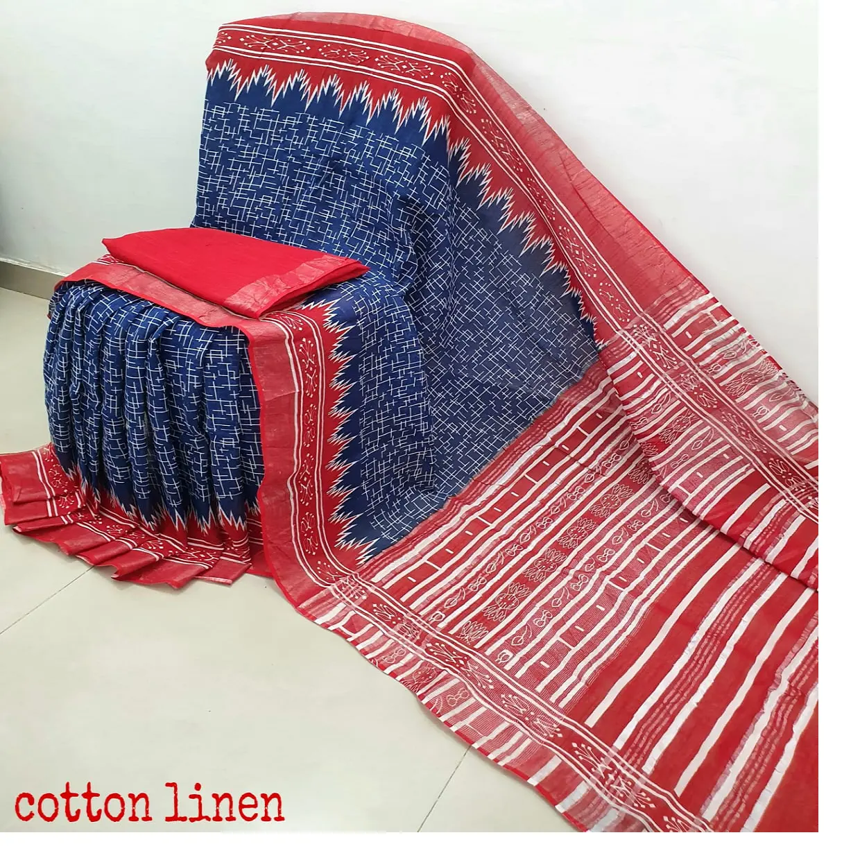 Sari di lino alla moda e autentici su misura con camicetta in coloranti naturali per donna in combinazione di colore rosso e blu
