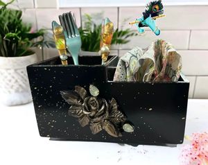 Couverts en bois élégants et organisateur de boîte à mouchoirs pour les nécessités de vêtements de salle à manger, y compris le sel, le poivre, le cornichon et la trempette - Product Image 1