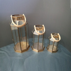Ensemble de 3 lanternes à bougies faites à la main avec verre et poignée en cuir laiton finition laiton pour la décoration de la maison - Product Image 2