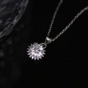 Collier pendentif tendance en argent sterling 925 avec moissanite de haute qualité, 1 carat, halo de fleurs, coupe brillante, soleil éclatant, perle noire pour femmes - Product Image 6