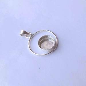 ต่างหูหนีบเรซิน10มม. สีเงินว่างเปล่าแบบกลมตั้งเครื่องประดับ925แบบมีฝาปิดทำจากเรซินจี้สำหรับผู้หญิงของขวัญ - Product Image 4