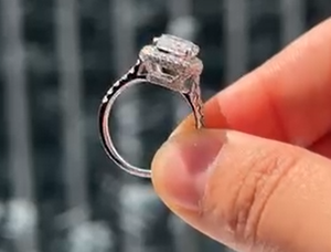 Exquisitos anillos de diamantes con ajuste de laboratorio de dos pisos en cojín alargado de oro de 10K y 18K ¡Felicidades a nuestros clientes recién comprometidos! - Product Image 3