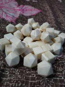 Dados de Juego de Alta Calidad Hechos a Mano, Ecológicos, Tallados en Hueso y Cuerno de Búfalo, Diseño Personalizable de 4 Caras, Tamaño Moderno, Artesanía Atemporal - Product Image 2