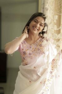 เสื้อส่าหรีผ้าไหมสีขาวสุดพิเศษสำหรับเจ้าสาวชุดปาร์ตี้ชาติพันธุ์สุดหรูสีทองบดแบบเรียบล่าสุด - Product Image 4