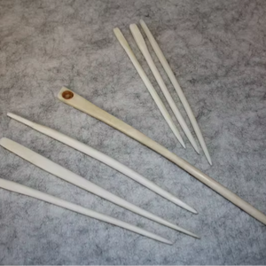 Aiguille à os artisanale, unique et intemporelle, respectueuse de l'environnement - Style artisanal moderne pour collectionneurs - Product Image 1