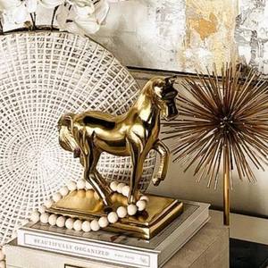 Sculpture de cheval antique en or plaqué brillant, faite à la main, sur base en aluminium, pièce maîtresse de table, décoration d'intérieur sur mesure - Product Image 1