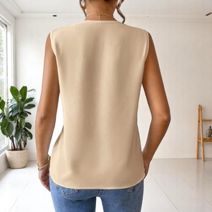เสื้อกล้ามผ้าชีฟองคอวีแขนกุดสำหรับผู้หญิงไซส์ใหญ่สไตล์ลำลองฤดูร้อนสีเบจ - Product Image 2