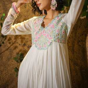 ชุดราตรียาวขอบสีขาวสำหรับสตรีชาวอินเดียเสื้อผ้าแนวชนเผ่าดีไซน์ล่าสุด - Product Image 4