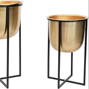 Plantadores de metal modernos únicos con líneas limpias para espacios minimalistas para un crecimiento saludable de plantas al precio más bajo de HF CRAFTS - Product Image 1