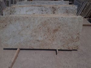 Comptoirs et carreaux polis en dalles de granit d'or colonial de qualité supérieure au meilleur prix pour les intérieurs de villas modernes directement de l'Inde - Product Image 2