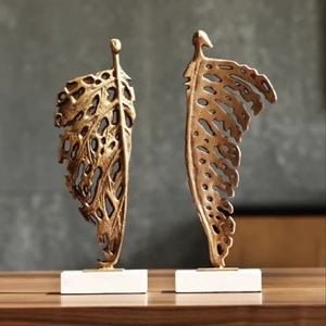 Sculpture en métal artisanale pour la décoration artistique de la maison, mettant en valeur des techniques artisanales traditionnelles et un design moderne - Product Image 1