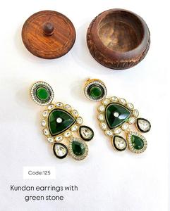 Pendientes clásicos Kundan con perla y chapado en oro Jhumkas atemporales para novias Festivales Ocasiones especiales - Product Image 5