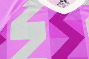 Ensemble de maillots de football unisexes personnalisés OEM, uniforme de football col en V respirant léger à séchage rapide avec nom d'équipe personnalisé - Product Image 3