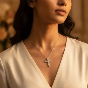 Collier pour femme tendance à porter au quotidien, pendentif croix plaqué or argent, zircone cubique, chaîne en laiton plaqué rhodium or, avec diamant et perle - Product Image 1