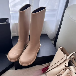 Botas de Lluvia de Goma Personalizadas para Mujer, Botas Wellington hasta la Rodilla, Estilo Chanel, Venta al Por Mayor - Product Image 6