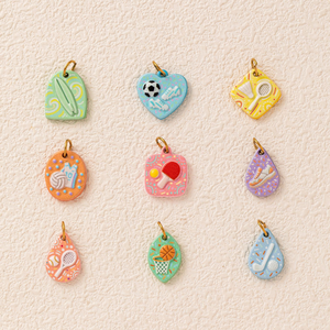 Galerie de breloques sportives pastel |   Pendentifs en acier inoxydable plaqué or 18 carats PVD, émail peint à la main, tennis, football, basketball, golf, surf - Product Image 2