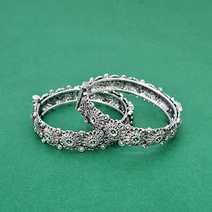 Venta al por mayor de alta calidad de moda brazaletes que se pueden abrir con revestimiento oxidado - Product Image 1