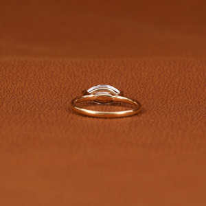 Bague de mariage en or jaune 14 carats avec diamant de laboratoire taille marquise serti clos, design élégant et tendance personnalisé - Product Image 3