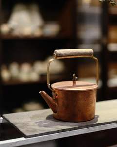 Hervidor de cobre hecho a mano con pátina antigua y boquilla curva, perfecto para la decoración de la cocina de granja y el uso de la estufa - Product Image 4